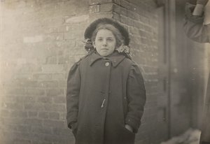 Mery Horn, una gobba aggravata dal pesante carico di carte che portava. Hartford, Connecticut, marzo 1909