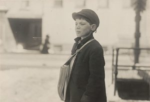 Tony Casale, "Bologna," 11 anni, vende giornali da 4 anni, Hartford, Connecticut, marzo 1909 da Lewis Hine