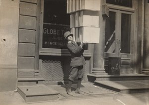 Ragazzo del carro o "ragazzo della coda" che aiuta a caricare il carro da Lewis Hine