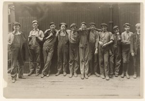 Un gruppo di giovani borsisti al lavoro in una fabbrica di conserve a Indianapolis, Indiana
