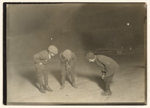 Un gioco di merda a mezzanotte. da Lewis W. Hine