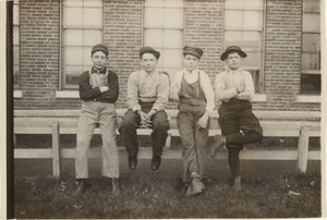 [Gruppo di ragazzi che lavorano al calzaturificio Brown, Moberly, Missouri]. da Lewis W. Hine