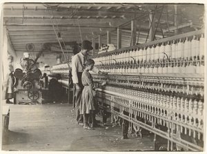 [Uomo con ragazza alla macchina per filare, cotonificio della Carolina del Sud]. da Lewis W. Hine