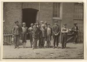 [Operai fuori dal mulino, Massachusetts] da Lewis W. Hine