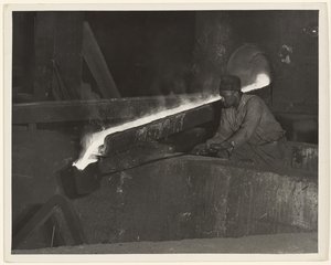 [Aiutante di stampo, Baldwin Locomotive Works, Eddystone, Pennsylvania]. da Lewis W. Hine