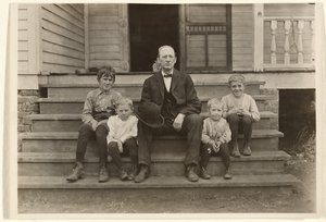 [Mr. Smith, sorvegliante del mulino di Wylie, con quattro figli, Chester, South Carolina]. da Lewis W. Hine