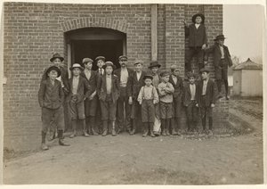 [Ora di Mezzogiorno, King Mfg. Co., Augusta, Georgia]. da Lewis W. Hine