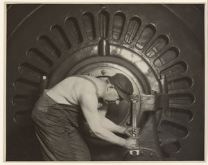 Meccanico della centrale elettrica. da Lewis W. Hine