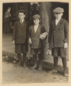 [Tre ragazzi in calzamaglia e berretto in City Street] da Lewis W. Hine