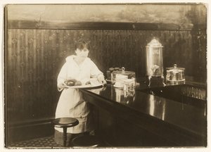 Cameriera da Lewis W. Hine