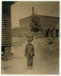 Eddie Norton, 12 anni, guadagna circa 40 centesimi al giorno come spazzino al Saxon Mill, Spartanburg, Carolina del Nord, 1912 da Lewis Wickes Hine