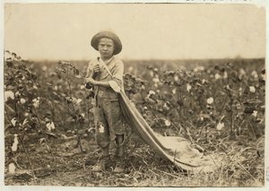 Warren Frakes di 6 anni con circa 20 libbre di cotone nella sua borsa a Comanche County, Oklahoma, 1916