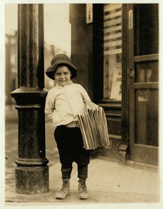 Ragazzo di sei anni, noto come Little Fattie e alto solo 3 piedi e 4 pollici, lavora da un anno a St. Louis, Missouri, 1910 da Lewis Wickes Hine