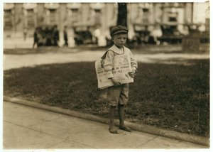 Ragazzo di 7 anni venditore di giornali a Mobile, Alabama, 1914 da Lewis Wickes Hine
