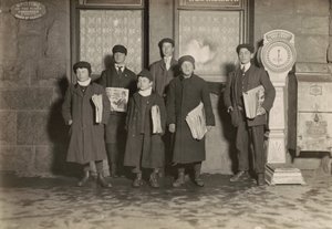 20:30 Gruppo di giornalai che vendono al deposito, Hartford, Connecticut. Il ragazzo più piccolo ha 11 anni.,marzo 1909 (foto) da Lewis Wickes Hine
