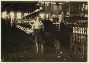 Leo di 8 anni, alto solo 4 piedi, raccoglie bobine per 15 centesimi al giorno presso Elk Cotton Mills, Fayetteville, Tennessee, 1910 da Lewis Wickes Hine