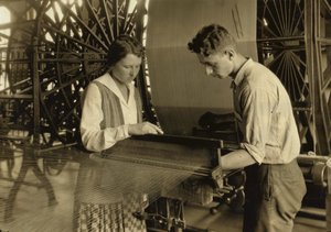 Un ragazzo e una ragazza al lavoro su un telaio presso la Cheney Silk Mills di South Manchester, Connecticut da Lewis Wickes Hine
