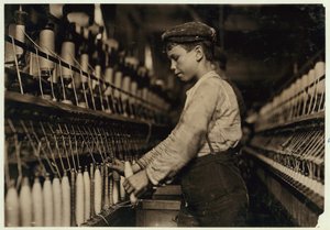 Un doffer sostituisce bobine piene al Globe Cotton Mill, Augusta, Georgia, 1909 da Lewis Wickes Hine