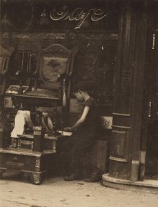 Un giovane scarparo che lavora in Canal Street a New York City da Lewis Wickes Hine