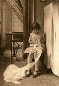 Una giovane ragazza che taglia il pizzo a casa sua a New York City da Lewis Wickes Hine
