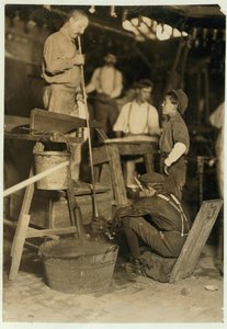 Soffiatore e ragazzo dello stampo alla Seneca Glass Works, Morgantown, West Virginia, 1908 da Lewis Wickes Hine