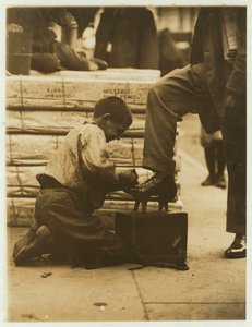 Lustrascarpe nel Bowery, New York, 1910 da Lewis Wickes Hine