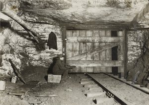 Ragazzo in attesa del passaggio del carbone da Lewis Wickes Hine
