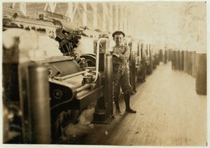 Ragazzo spazzino vicino alle macchine cardatrici ai Lincoln Cotton Mills, Evansville, Indiana, a piedi nudi su un pavimento scivoloso, 1908
