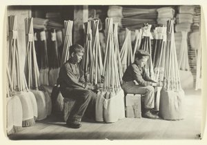 Ragazzi nella sala di imballaggio, Brown Mfg. Company, Evansville, Ind. da Lewis Wickes Hine