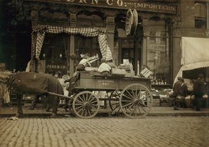 Ragazzi che vendono verdure al mercato di Boston, Massachusetts da Lewis Wickes Hine