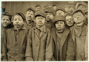 Ragazzi del breaker (che selezionano il carbone a mano) alla Hughestown Borough Coal Co. Pittston, Pennsylvania, 1911 da Lewis Wickes Hine