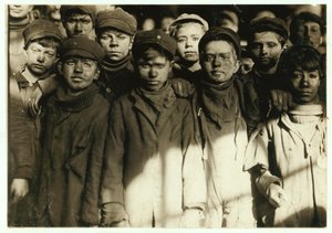 Ragazzi spaccatori (che selezionano il carbone a mano) alla Hughestown Borough Coal Co. Pittston, Pennsylvania, 1911 da Lewis Wickes Hine