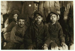 Ragazzi del carbone (che selezionano il carbone a mano) alla Hughestown Borough Coal Co. Pittston, Pennsylvania, 1911 da Lewis Wickes Hine