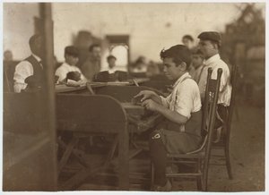 Apprendista bambino alla fabbrica di sigari De Pedro Casellas, Tampa, Florida, 1909 da Lewis Wickes Hine