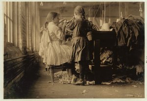 Bambino raveler e looper nelle Loudon Hosiery Mills, Tennessee, 1910 da Lewis Wickes Hine