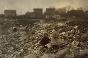 Bambini in una discarica nel Rhode Island