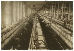 Bambini che lavorano nella sala di filatura al Cornell Mill, Fall River, Massachusetts, 1912