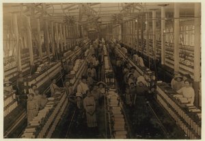 Bambini che lavorano nella sala di filatura alla Magnolia Cotton Mills, Mississippi, 1911