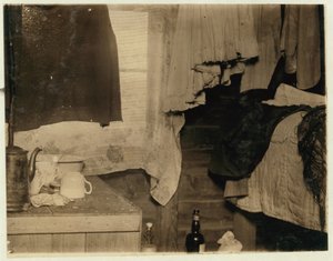 Angolo di una baracca usata dai raccoglitori nella palude di Theodore Budd, Turkeytown, vicino a Pemberton, New Jersey, 1910