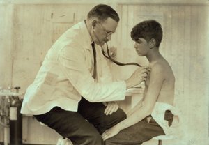 Medico che esamina un giovane operaio, Cheney Silk Mills, South Manchester, Connecticut, 1924 circa (foto b/n) da Lewis Wickes Hine