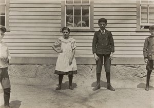 Edward St. Germain e sua sorella Delia, operai tessili, Phoenix, Rhode Island da Lewis Wickes Hine
