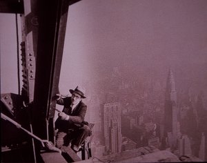 Empire State Building in costruzione, un ispettore controlla il lavoro da Lewis Wickes Hine