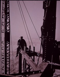 Empire State Building in costruzione, con bullonatore con chiave inglese da Lewis Wickes Hine