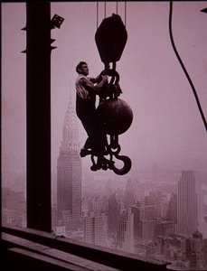 Empire State Building in costruzione, mostrando un membro della squadra di derrick da Lewis Wickes Hine