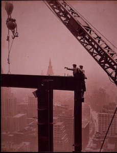 Empire State Building in costruzione, posizionamento di una trave d