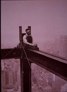 Empire State Building in costruzione, mostrando un operaio in pausa da Lewis Wickes Hine