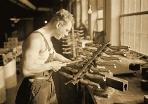 Operaio della fabbrica alla Paragon Rubber Company, Massachusetts, 1936