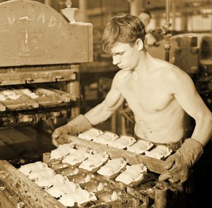 Lavoratore in fabbrica alla Paragon Rubber Company, Massachusetts, 1936