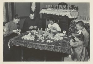 Famiglia che crea fiori da Lewis Wickes Hine