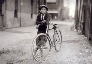 Ragazzo messaggero di quindici anni che lavora per la Mackay Telegraph Company, Waco, Texas da Lewis Wickes Hine